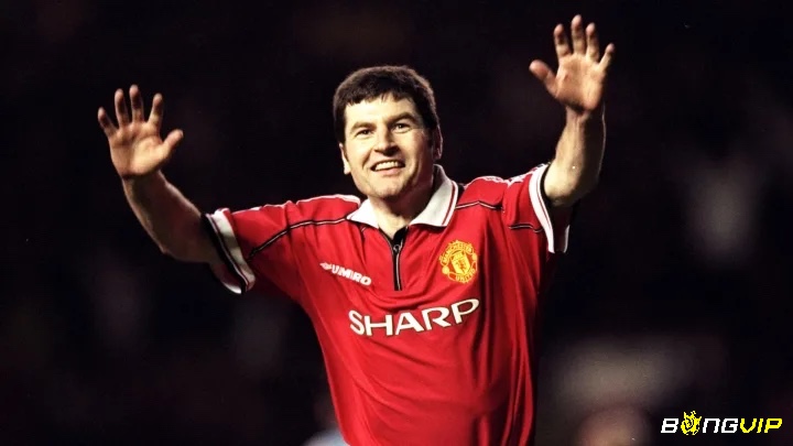 Irwin đã có nhiều năm hoạt động và làm việc tại câu lạc bộ Manchester United