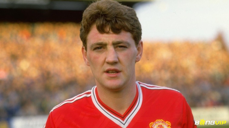 Steve Bruce cũng góp mặt trong danh sách hậu vệ hay nhất Manchester United
