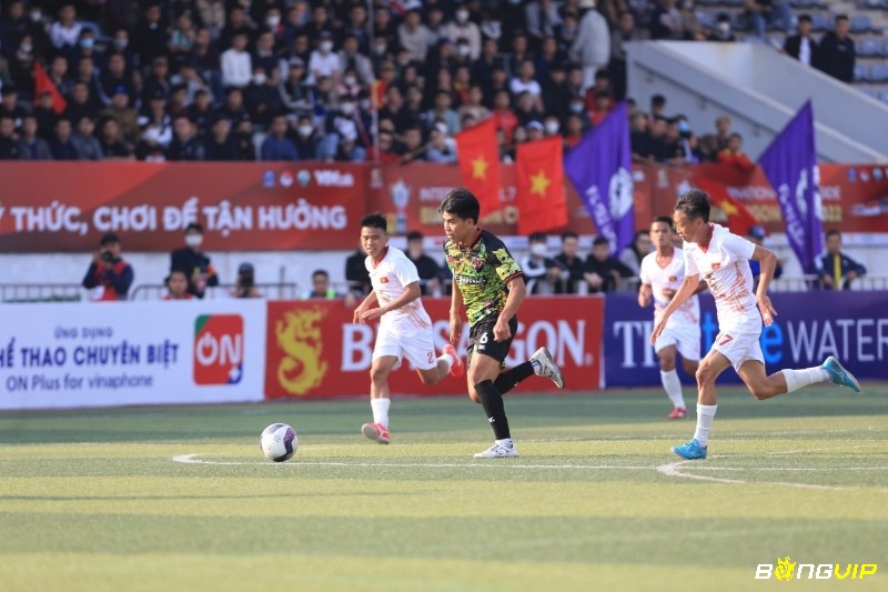 Thời gian thi đấu bóng đá ở mỗi hiệp sẽ phụ thuộc vào lứa tuổi của cầu thủ thi đấu. 