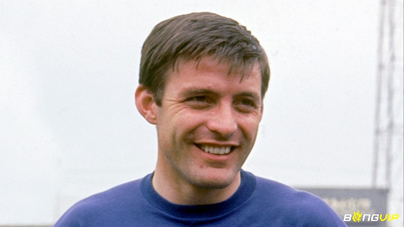 Bobby Tambling là tiền đạo có khả năng xử lý bóng khéo léo và khả năng ghi bàn bằng cả hai chân