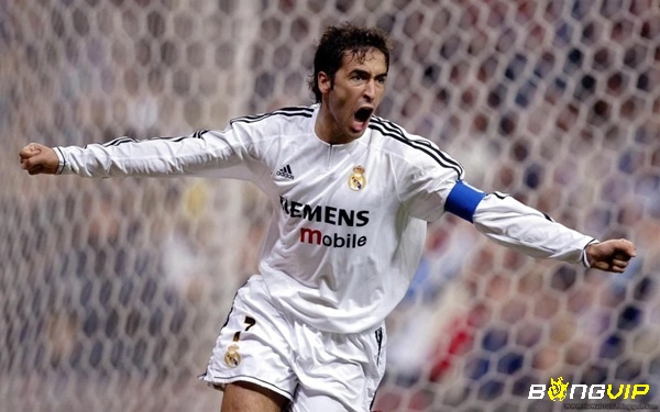 Raul Gonzalez là cầu thủ Real có số lần ra sân nhiều nhất 