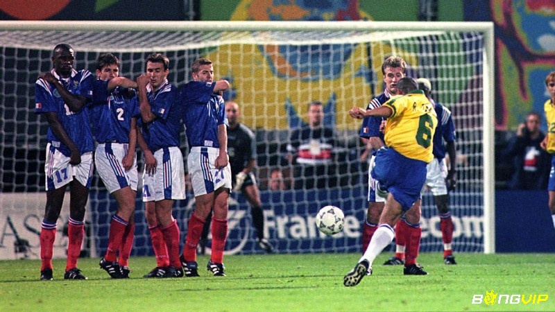 Roberto Carlos với vòng đùi ngoại cỡ đã thực hiện một pha sút bóng 137km/h, là người thứ 3 trong số các cầu thủ có lực sút mạnh nhất thế giới