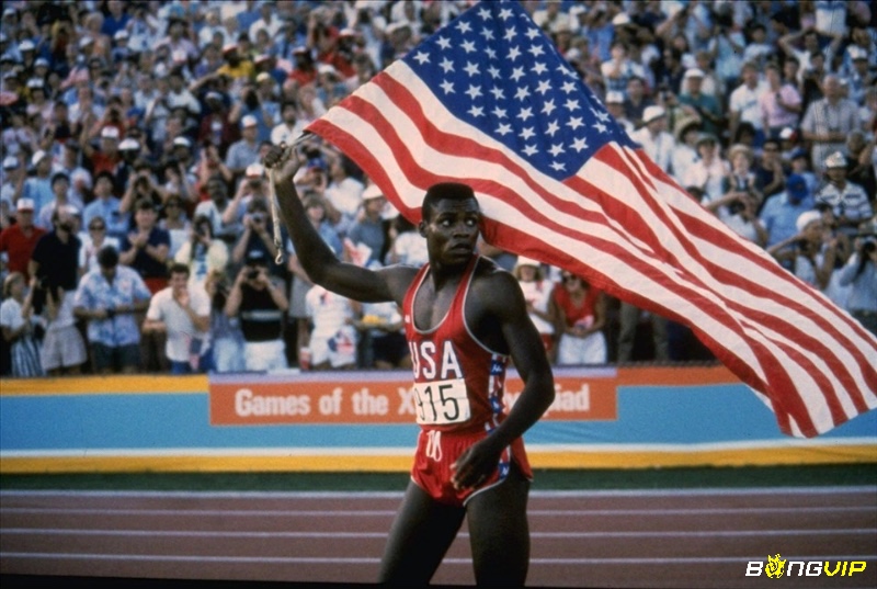 Carl Lewis nổi bật với 4 huy chương vàng trong các môn nhảy dài và tiếp sức 4x100m