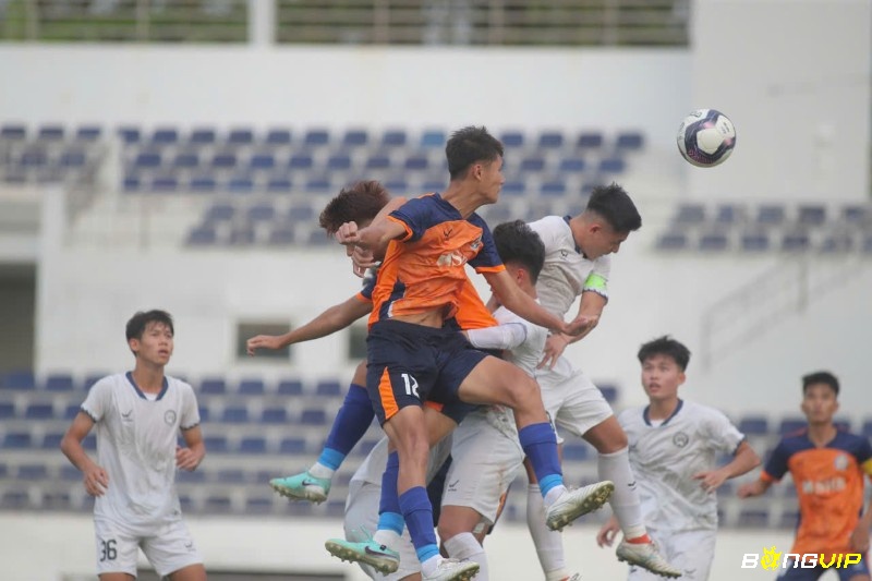 Nguyễn Thành Khải có khả năng cản phá bóng hiệu quả và thường chiếm ưu thế trong những pha bóng bổng