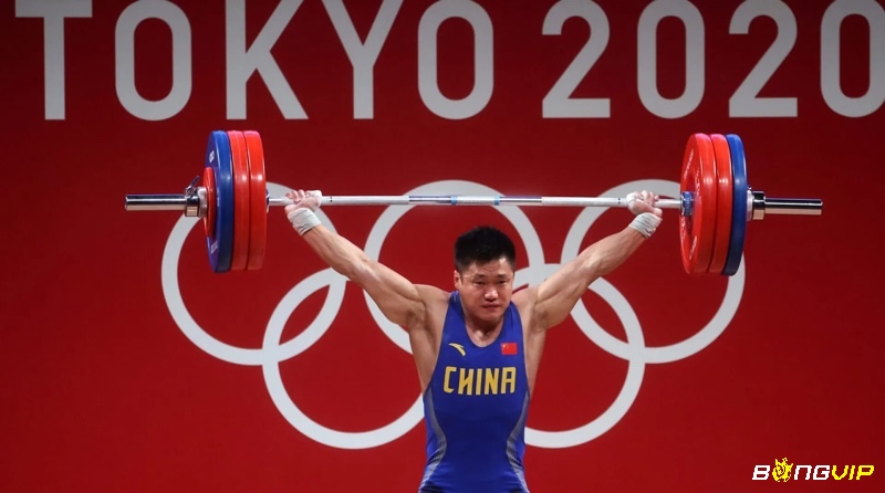 Luật cử tạ yêu cầu trang phục ôm sát, đúng chuẩn IWF, kèm giày chuyên dụng và phụ kiện hợp lệ