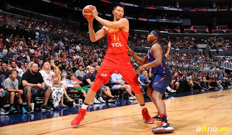 Yi Jianlian gây ấn tượng với khả năng ghi điểm đa dạng và thể lực dẻo dai