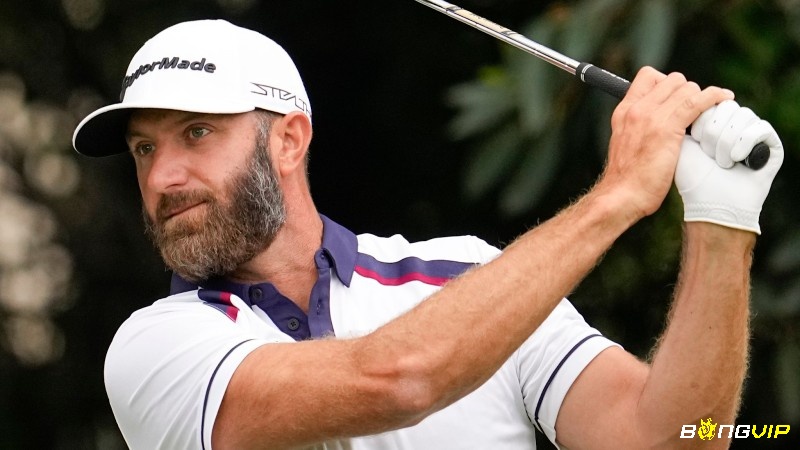 Dustin Johnson sở hữu một lối chơi mạnh mẽ và tự tin với những cú drive xa và chính xác