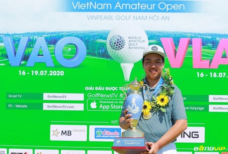 Nguyễn Đặng Minh có kỹ thuật đánh golf cực chuyên nghiệp và chuẩn xác