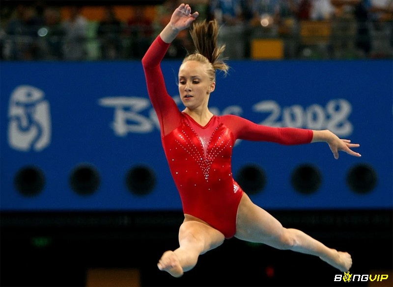 Nastia Liukin thể hiện sự duyên dáng và kỹ thuật xuất sắc trong thể dục dụng cụ
