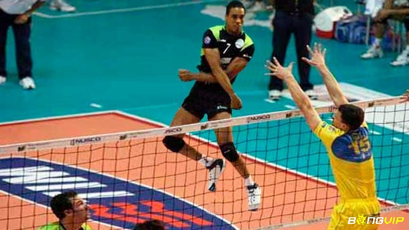 Cầu thủ bóng chuyền bật cao nhất thế giới Leonel Marshall thể hiện sức bật ấn tượng và khả năng tấn công uy lực