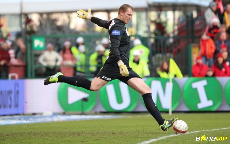 Cầu thủ Kristof Van Hout cao tới 2,08m
