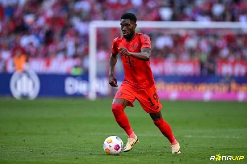 Cầu thủ chạy nhanh nhất thế giới Alphonso Davies sử dụng tốc độ cao để hỗ trợ tấn công và phòng ngự hiệu quả