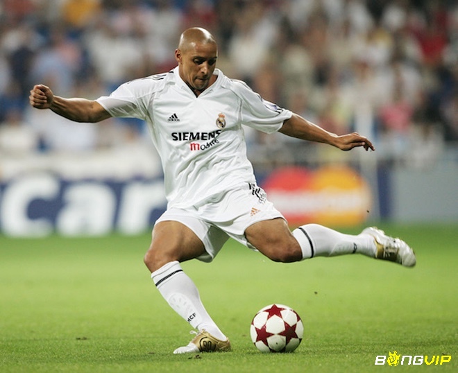 Roberto Carlos – Siêu phẩm sút phạt 137 km/h với quỹ đạo cong khó tin vào lưới Pháp năm 1997