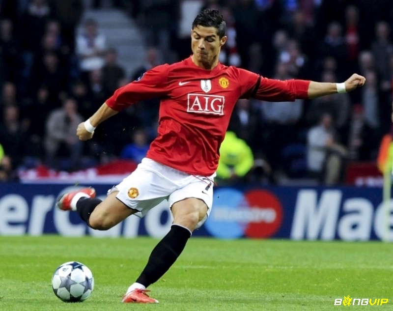 Cristiano Ronaldo – Siêu phẩm sút xa 102 km/h vào lưới Porto năm 2009, giành giải Puskás đầu tiên