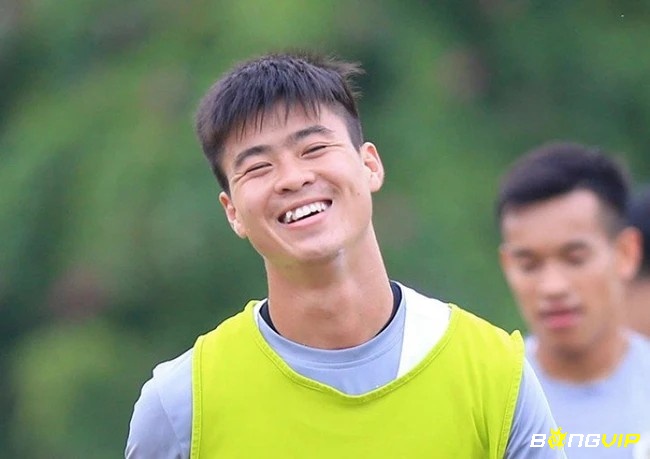 Đỗ Duy Mạnh rạng rỡ với nụ cười tỏa sáng và phong cách trẻ trung
