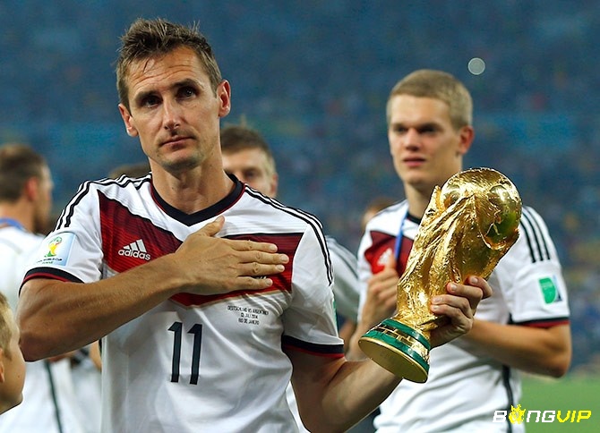 Miroslav Klose dẫn đầu danh sách cầu thủ giành nhiều bàn thắng nhất lịch sử World Cup với 16 pha lập công