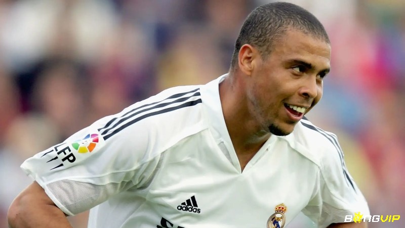 Ronaldo Nazário góp mặt trong danh sách cầu thủ giành nhiều bàn thắng nhất lịch sử World Cup với 15 pha lập công