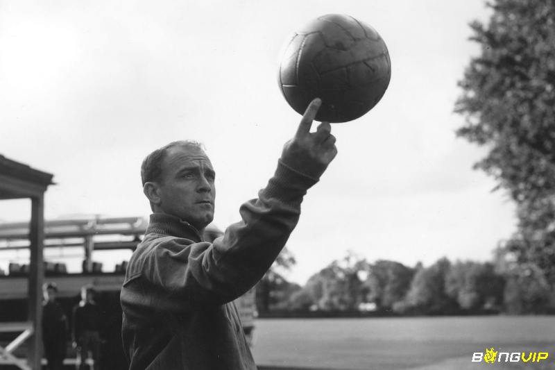 Alfredo Di Stefano là huyền thoại bóng đá Nam Mỹ ảnh hưởng sâu rộng trong bóng đá toàn cầu