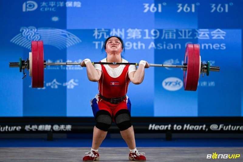 Kim Ilgyong (Triều Tiên) đang thi đấu và giành HCV tại ASIAD 2023 hạng cân 59kg nữ môn cử tạ với tổng cử 246kg