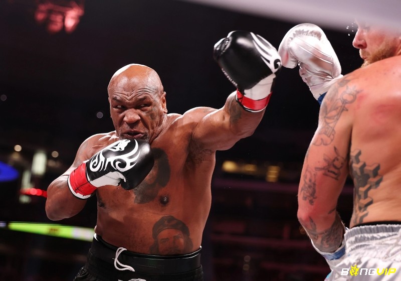 Mike Tyson sở hữu sức mạnh áp đảo và những cú đấm uy lực khiến đối thủ e dè