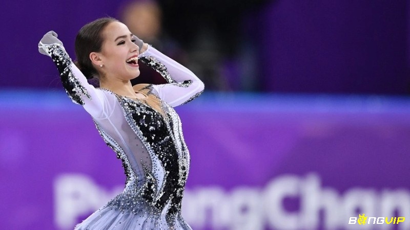 Evgenia Medvedeva thể hiện kỹ thuật xoay nhảy điêu luyện và phong cách biểu diễn đầy cảm xúc trên sân băng