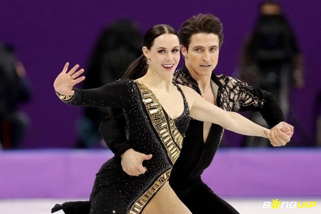Tessa Virtue và Scott Moir chinh phục khán giả với sự ăn ý hoàn hảo và kỹ thuật điêu luyện trên sân băng