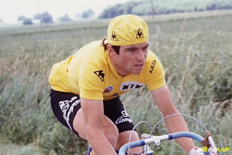 Bernard Hinault thể hiện phong cách thi đấu mạnh mẽ và quyết liệt trên đường đua