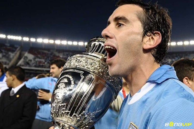 Diego Godín thể hiện khả năng lãnh đạo và sự chắc chắn trong hàng thủ của Uruguay
