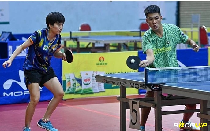 Dù chỉ cao 1m63 nhưng Tuấn Quỳnh là một trong những tay vợt có phong cách đánh bóng mạnh mẽ và quyết đoán