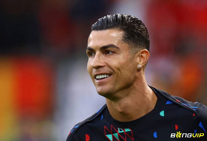Cristiano Ronaldo thu hút ánh nhìn với phong cách lịch lãm và vẻ ngoài nam tính