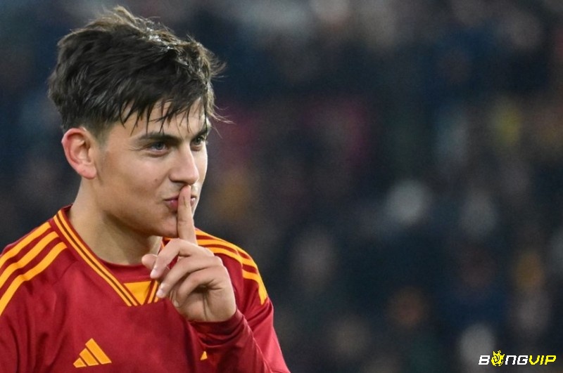 Paulo Dybala gây ấn tượng với đôi mắt cuốn hút và nụ cười duyên dáng kết hợp phong cách trẻ trung