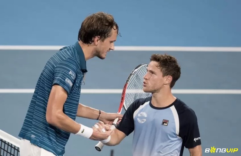 Diego Schwartzman bên phải màn hình chỉ cao 1m70