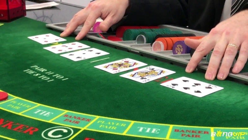 Bàn baccarat truyền thống có đến 14 người chơi, mỗi vị trí gồm ba ô cược Player, Banker và Tie, với ba dealer đảm nhận các nhiệm vụ chia bài, thu tiền và trả thưởng