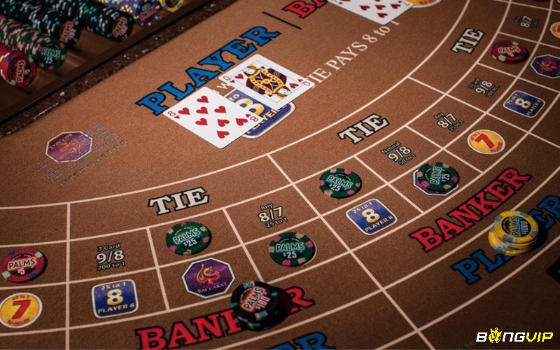 Baccarat có nhiều hệ thống cược phổ biến như Martingale, gấp đôi cược khi thua, và Paroli, gấp đôi khi thắng, mỗi hệ thống có ưu nhược riêng