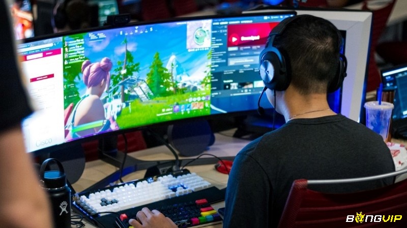 Người chơi trải nghiệm game solo trên laptop