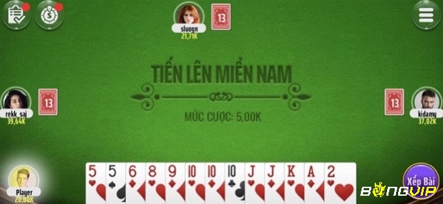 Bàn chơi Tiến lên miền Nam được anh em sắp xếp bài theo chiến thuật, hỗ trợ người mới làm quen với các quy tắc và nâng cao kỹ năng chơi