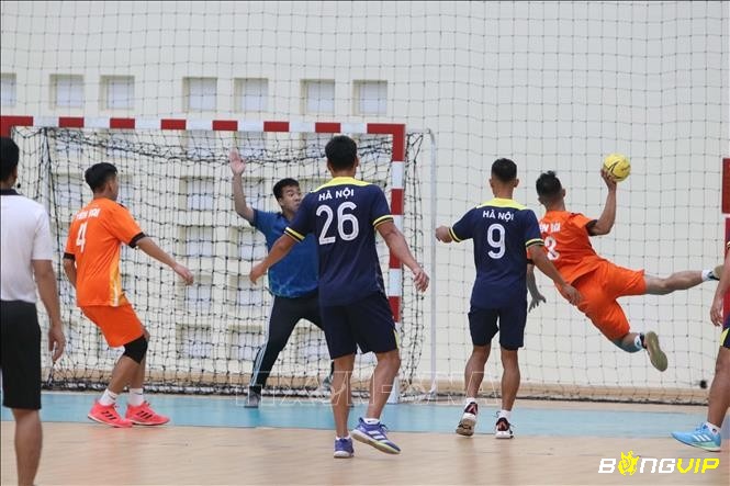 Ném biên và ném góc là hai tình huống bóng chết phổ biến trong luật bóng ném hiện hành.