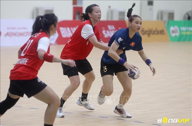 Chiến thuật tấn công 3-3 và phản công nhanh được sử dụng rộng rãi trong bóng ném hiện đại.