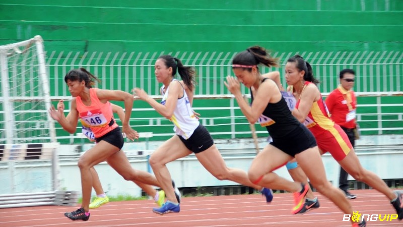 Chạy vượt rào và tiếp sức yêu cầu sự kết hợp hoàn hảo giữa kỹ thuật, tốc độ và tuân thủ luật thi đấu chuẩn xác.