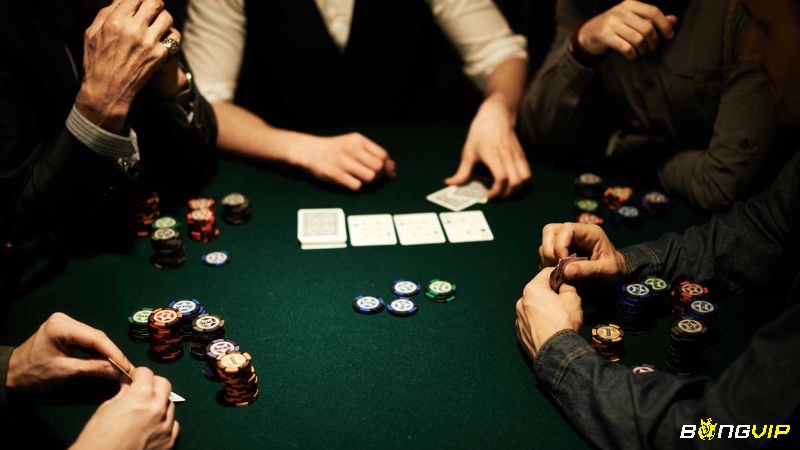 Bluff đúng lúc giúp người chơi đánh lừa đối thủ và tạo lợi thế trong ván Poker