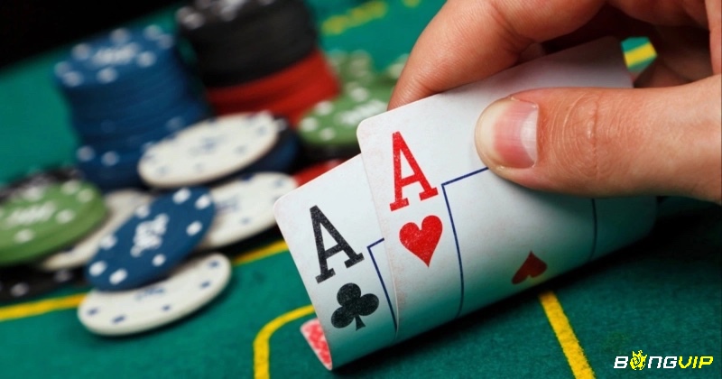 Slow play và check-raise là kỹ thuật giúp tối đa hóa pot khi người chơi nắm giữ bài mạnh
