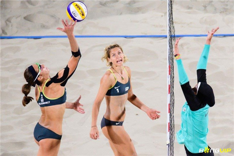 Phát bóng có thể là "át chủ bài" – chỉ cần một cú jump serve chính xác, cả thế trận có thể nghiêng về phía bạn