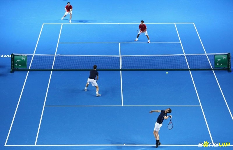 Bảng điểm tennis hiển thị các chỉ số như "love", "deuce", "advantage" – đặc trưng độc đáo không giống môn nào