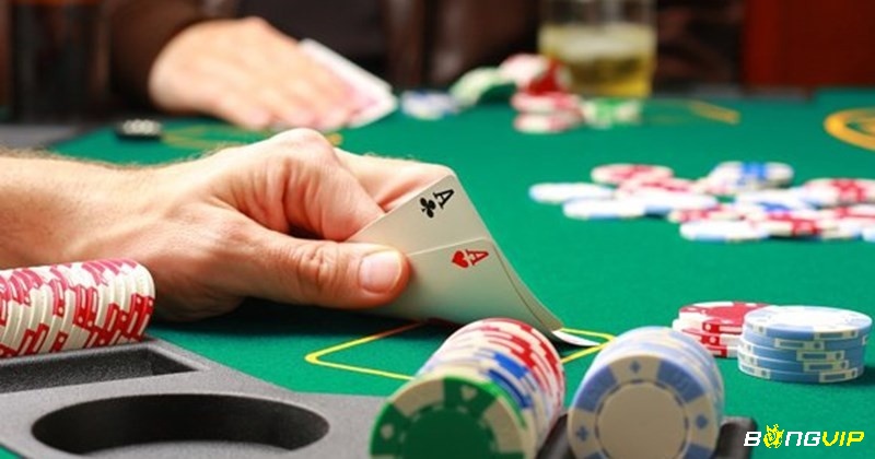 Cách chơi Poker cho người mới đầu tiên phải hiểu rõ bản chất trò chơi là cược vào tay bàn mạnh nhất trên bàn chơi dựa vào quy tắc đã định
