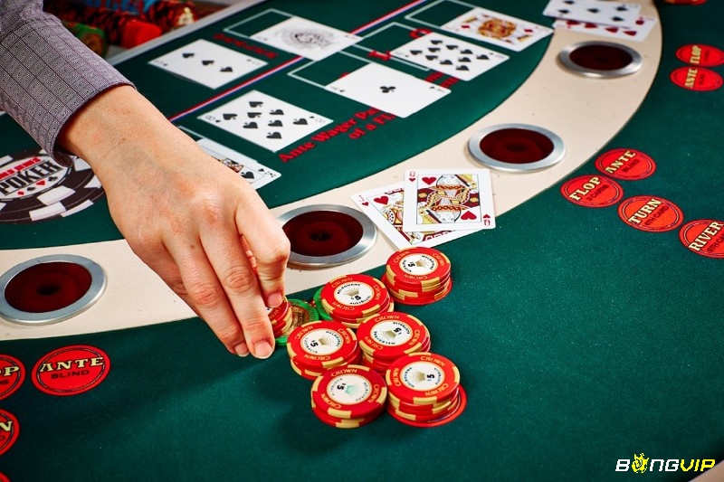 Mỗi ván Texas Hold'em bao gồm bốn vòng cược chính: Pre-flop, Flop, Turn và River