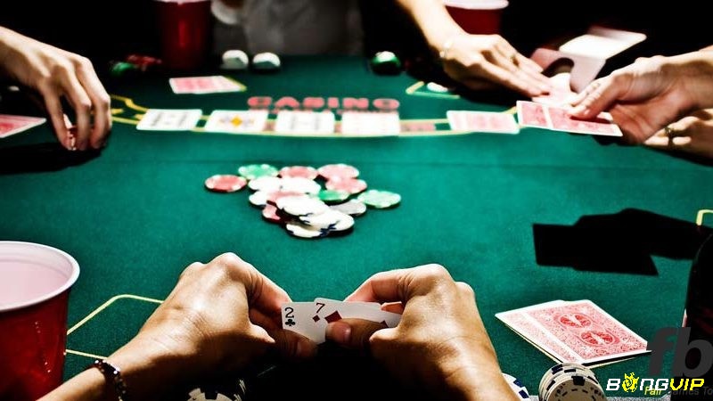 Một trong những sai lầm phổ biến nhất của người mới là chơi quá nhiều tay bài