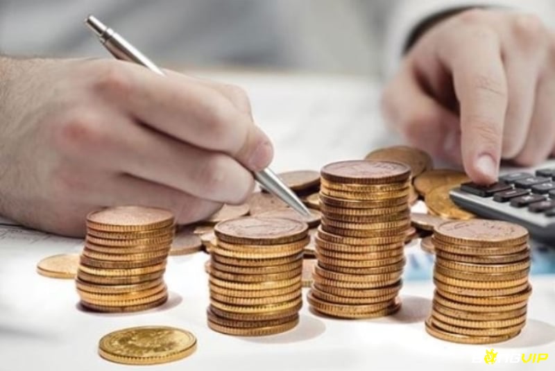 Nhà đầu tư nghiên cứu báo cáo tài chính để chọn cổ phiếu giá trị, áp dụng chiến lược đặt cược nhỏ để thắng lớn