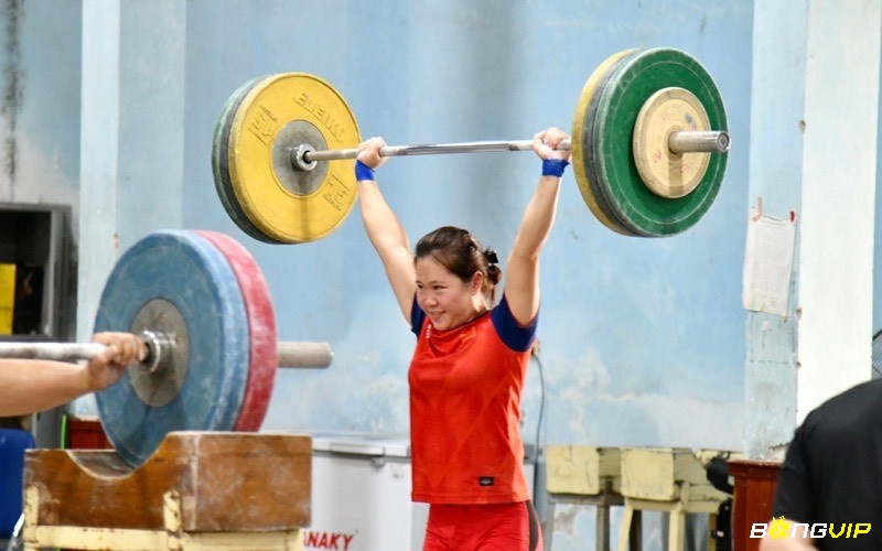 Khi vận động viên đủ từ 16 tuổi trở lên thì có thể tham gia thi đấu bộ môn cử tạ Olympic