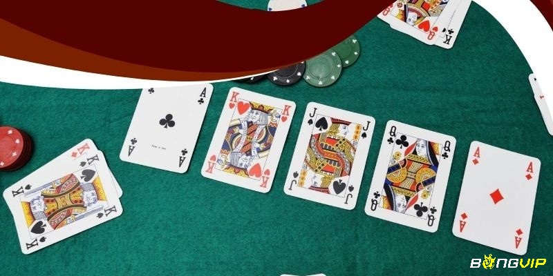 Nguyên tắc vàng khi sắp xếp bài trong mậu binh là cần cân bằng giữa việc tối đa hóa cơ hội thắng ở từng chi và tránh tình trạng "lúng".