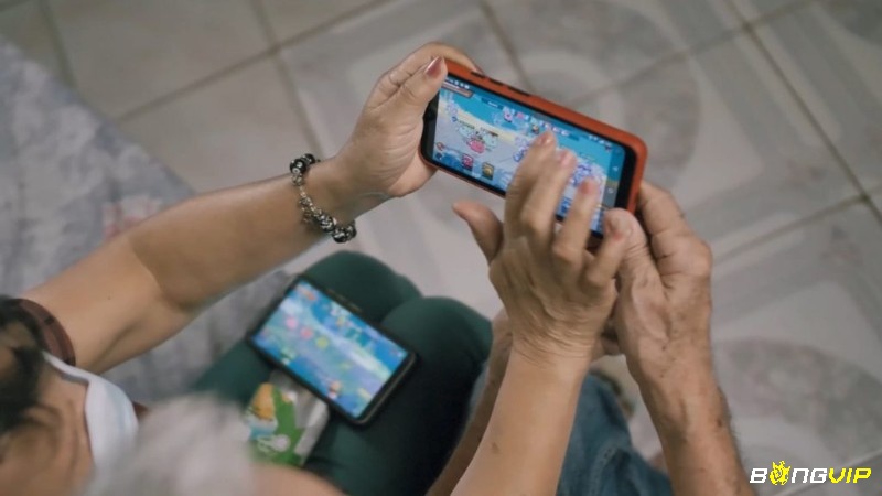 Người chơi tại nhà sử dụng điện thoại chơi game blockchain trong mùa dịch